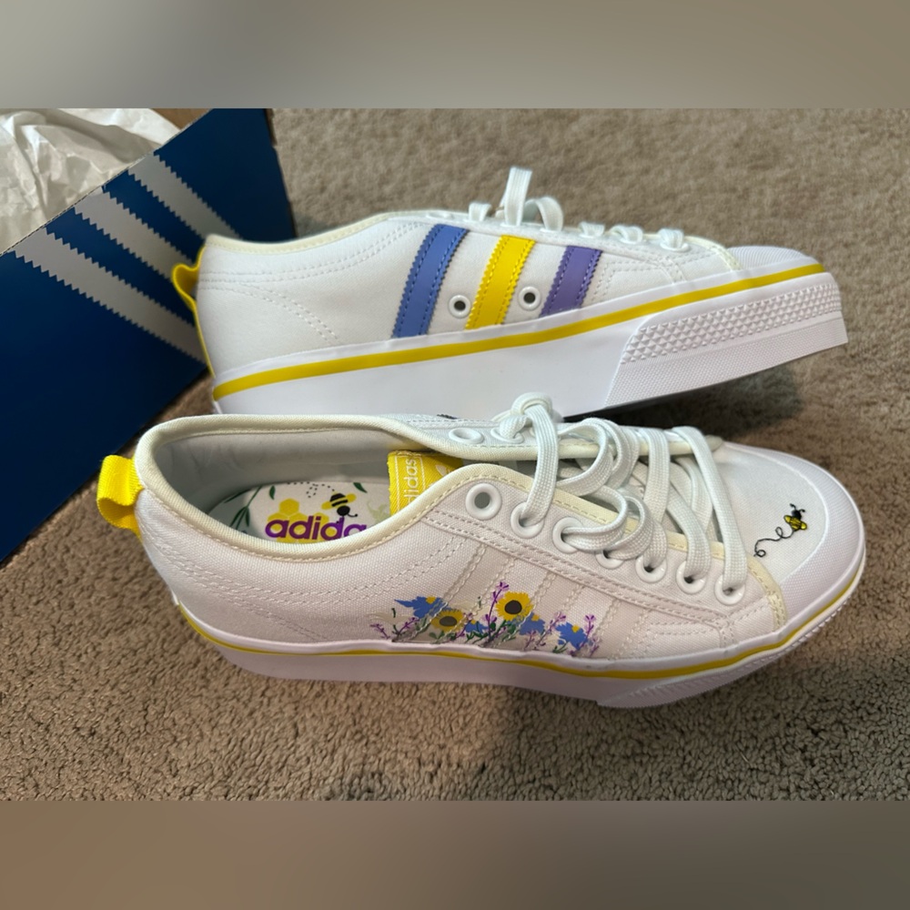 Adidas White and Yellow Sneakers with Classic Low-Top Design size 7